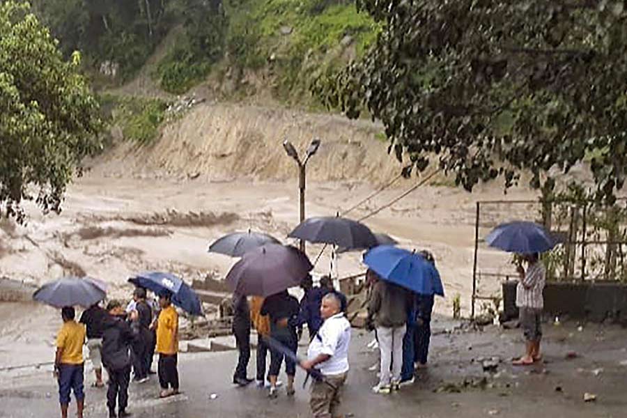 নিম্নচাপের নাগাড়ে বৃষ্টিতে ইতিমধ্যেই জেরবার দুই বঙ্গ। এরই মধ্যে গত কয়েক দিন ধরে ধীরে ধীরে জল ছাড়তে শুরু করেছে ডিভিসি। ফলে দক্ষিণবঙ্গের পাঁচ-ছ’টি জেলায় এমনিতেই প্লাবনের আশঙ্কা করা হচ্ছিল। এর মধ্যেই সিকিমের হ্রদভাঙা জলে বন্যার আশঙ্কা ঘনাল উত্তরবঙ্গেও।