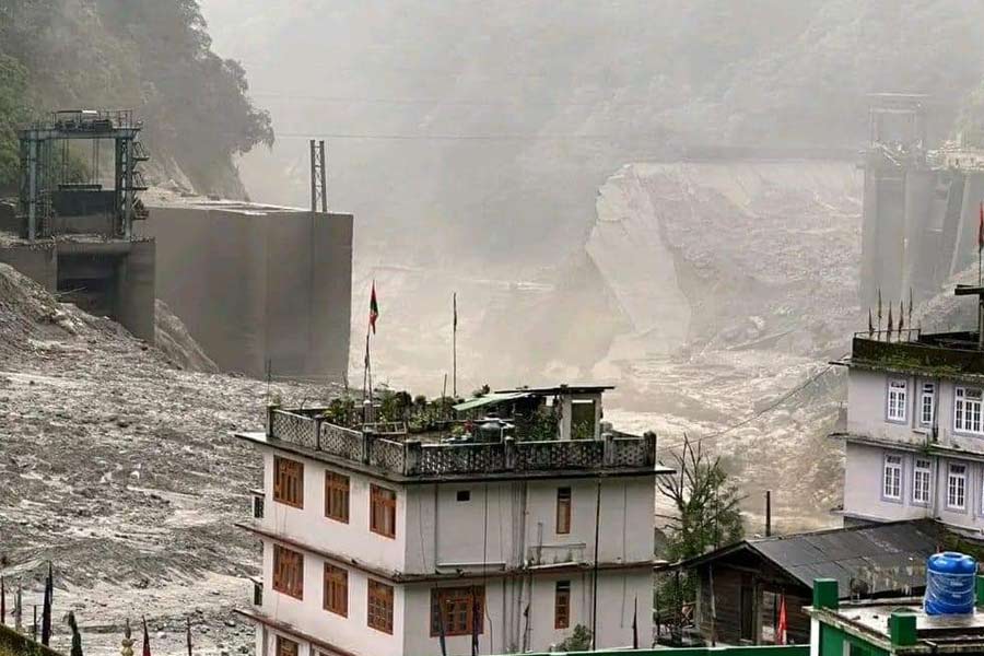 পরিস্থিতি এতটাই গুরুতর যে পায়ে চোটের কারণে ঘরবন্দি মুখ্যমন্ত্রীকে বুধবার বাড়ি থেকেই বসতে হয়েছে নবান্নের জরুরি বৈঠকে। সেখানে রাজ্যের বন্যা পরিস্থিতি মোকাবিলায় দুই বঙ্গ মিলিয়ে আপাতত ৯টি জেলায় বিশেষ ব্যবস্থা গ্রহণের নির্দেশ দিয়েছেন মমতা।