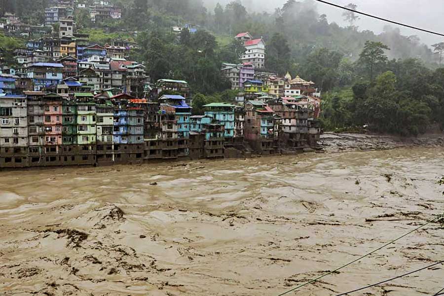 সিকিমের লোনক হ্রদ ফেটে জল হুড়মুড়িয়ে এসে মিশেছে তিস্তায়। সামাল দিতে তিস্তার উপরে চুংথাম বাঁধেরও জল ছাড়তে হয়েছে। নবান্ন জানিয়েছে, প্রতি সেকেন্ডে ৮০০০ কিউবিক মিটার জল ছাড়া হয়েছে তিস্তার ওই বাঁধ থেকে। যার জেরে বিপদ বাড়বে কালিম্পং, দার্জিলিং, জলপাইগুড়ি এবং কোচবিহার জেলায়। 