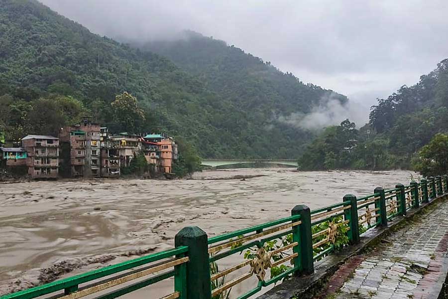 আচমকা জল বৃদ্ধি পাওয়ায় তিস্তার জলস্তর এক ধাক্কায় বেড়েছে ২০ ফুট। ফলে উত্তরবঙ্গের যে জেলাগুলির উপর দিয়ে তিস্তা বয়ে গিয়েছে, সেখানেই এই জলের প্রভাব পড়বে।
