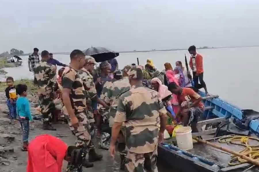 উত্তরবঙ্গে ইতিমধ্যেই জাতীয় বিপর্যয় মোকাবিলা বাহিনীর (এনডিআরএফ) ৪টি দল পৌঁছে গিয়েছে। এর মধ্যে জলপাইগুড়িতে দু’টি, দার্জিলিঙে একটি এবং শিলিগুড়িতে একটি দল রয়েছে। এ ছাড়াও জলপাইগুড়ির উদ্দেশে রওনা হয়েছে এনডিআরএফের আরও দু’টি দল। এর বাইরে উত্তরবঙ্গের তিনটি জেলায় আরও সাতটি রাজ্যের বিপর্যয় মোকাবিলা বাহিনী বা এসডিআরএফের দল রয়েছে। 