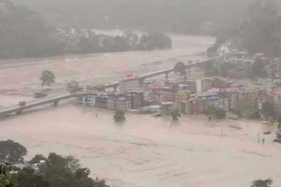 নবান্ন জানিয়েছে, লাভার রংপোয় একটি পরিবার আটকে পড়ায় তাঁদের বাঁচাতে সেনা পাঠানো হয়েছে। শিবিরে আশ্রয় নেওয়া দুর্গতদের জন্য খাবার এবং পানীয় জল সরবরাহ করা শুরু হয়েছে। 