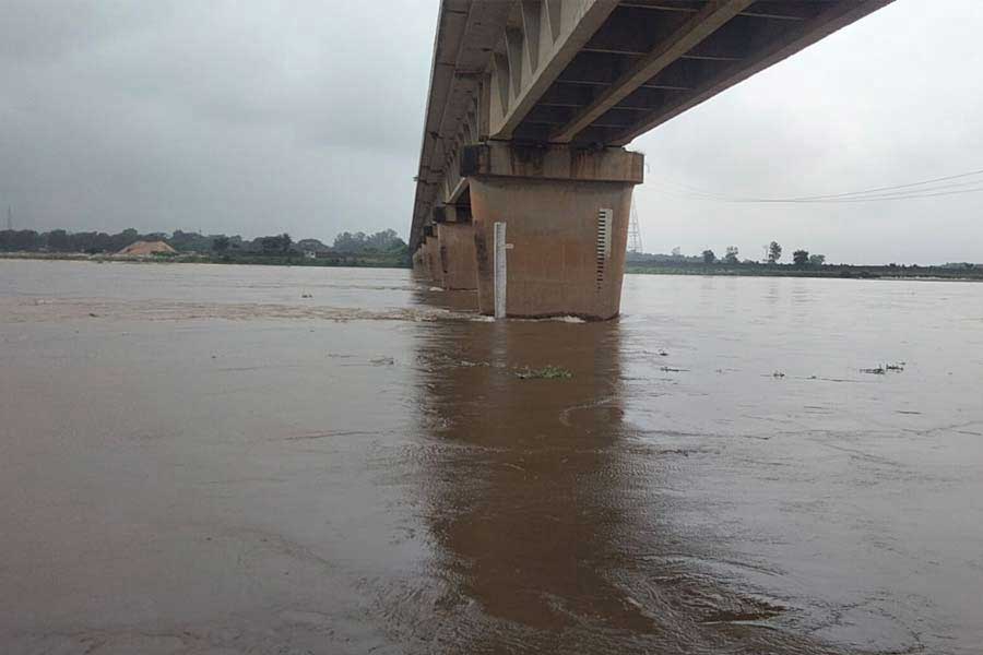 অন্য দিকে, উত্তরবঙ্গের মতোই বন্যা পরিস্থিতি তৈরি হয়েছে দক্ষিণবঙ্গেও। ঝাড়খণ্ড এবং পশ্চিমবঙ্গে নিম্নচাপের কারণে ডিভিসি বিভিন্ন বাঁধ থেকে জল ছাড়তে শুরু করেছে। এর মধ্যে  মাইথন, পাঞ্চেত এবং মুকুটমণিপুরের জলাধার থেকে আরও জল ছাড়া হতে পারে বলে জানিয়ে দিয়েছেন স্বয়ং মুখ্যমন্ত্রী।