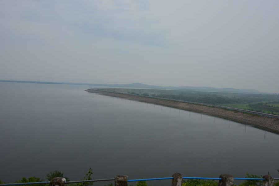 মমতা বলেছেন, মুকুটমণিপুরের বাঁধ আর জল ধরে রাখতে পারছে না। তাই আরও জল ছাড়া হতে পারে। 