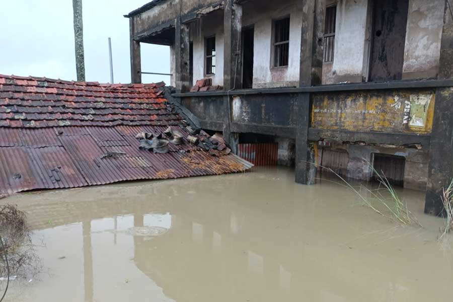 নবান্ন তাদের বিবৃতিতে জানিয়েছে, দক্ষিণবঙ্গের হাওড়া, হুগলি, পশ্চিম মেদিনীপুর এবং দক্ষিণ ২৪ পরগনার পরিস্থিতি অত্যন্ত খারাপ।