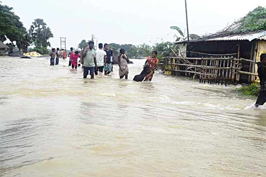 হুগলিতে খানাকুল ১, ২ এবং তারকেশ্বরের একাংশ প্লাবিত। হাওড়ায় দামোদরের জলস্তর বেড়ে উদয়নারায়ণপুর এবং আমতা ক্ষতিগ্রস্ত হয়েছে। পশ্চিম মেদিনীপুরেরও সবং এবং ঘাটাল প্লাবিত হয়ে গিয়েছে বলে জানিয়েছে নবান্ন।