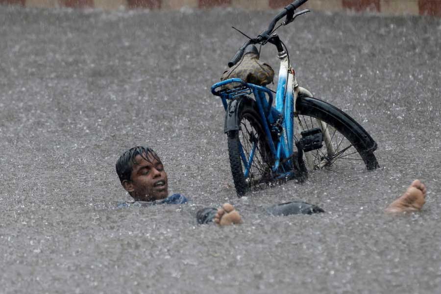 মুখ্যমন্ত্রীর নির্দেশে দক্ষিণবঙ্গে দায়িত্ব দেওয়া হয়েছে মন্ত্রী পুলক রায়-সহ একাধিক মন্ত্রীকে। এ ছাড়া হাওড়া এবং হুগলিতে দুই আমলা বরুণ রায় এবং সঞ্জয় বনসলকে দায়িত্ব দেওয়া হয়েছে ত্রাণের দায়িত্ব।