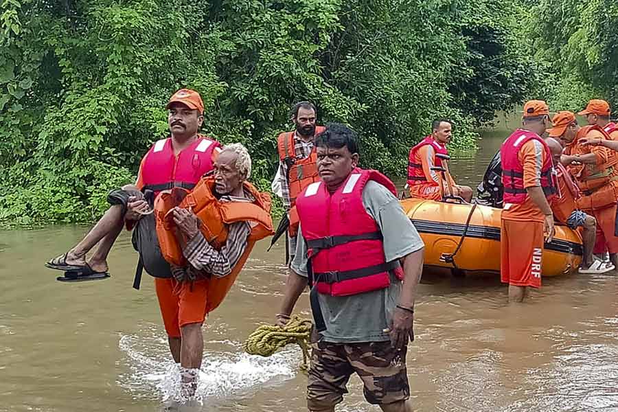 হাওড়া, হুগলি এবং পশ্চিম মেদিনীপুরে মোট পাঁচটি এনডিআরএফ এবং আরও এসডিআরএফ দল মোতায়েন করা হয়েছে।