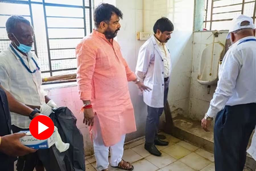 FIR against Shiv Sena MP who made dean clean toilet at Nanded hospital of Maharashtra