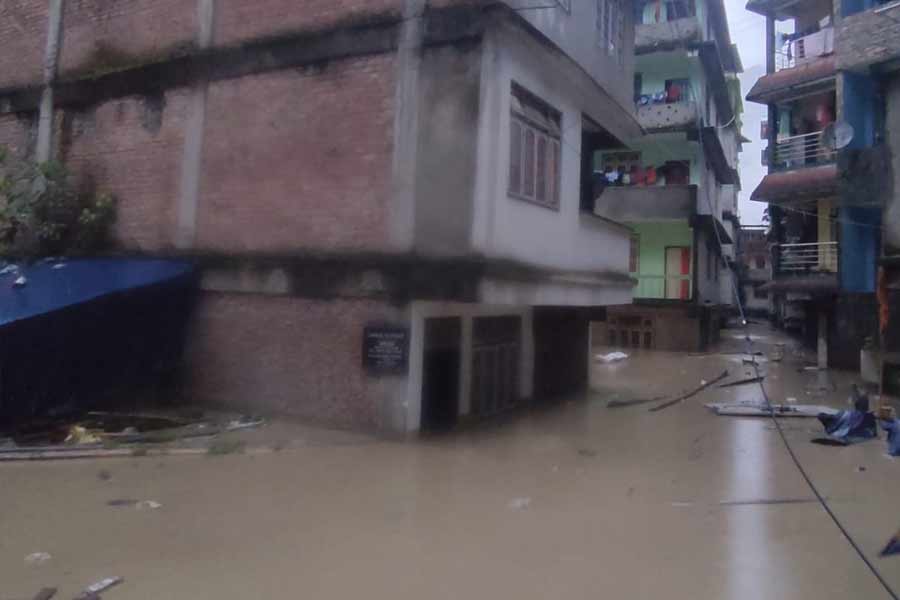 তিস্তার দোমহনী থেকে বাংলাদেশ পর্যন্ত অসংরক্ষিত এলাকার জন্য হলুদ সতর্কতা জারি করা হয়েছে। 