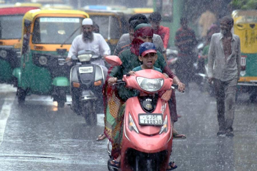 Light rain likely to prevail over some districts as temperature also increases