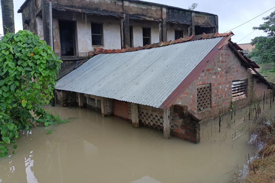 মঙ্গলবারের পর আজ সকালে ডিভিসি থেকে ফের জল ছাড়ার ফলে বন্যার আশঙ্কা তীব্র হয়েছে হাওড়ার আমতা এবং উদয়নারায়ণপুরে। দফায় দফায় বৃষ্টির ফলে একাধিক নদীর জলস্তর হু হু করে বাড়ছে। এই জোড়া ফলার জেরে রাতের ঘুম ছুটে গিয়েছে এলাকার বাসিন্দাদের। তবে প্রশাসনের পক্ষ থেকে জানানো হয়েছে, পরিস্থিতি সামাল দিতে তারা মানুষকে সতর্ক করার পাশাপাশি সব রকমের ব্যবস্থা নিয়েছে। প্রশাসন সূত্রে খবর, বুধবার ডিভিসি থেকে এক লক্ষ ৩৫ হাজার কিউসেক জল ছাড়া হয়েছে। ফলে বেশ কিছু জায়গায় প্লাবন হতে পারে।