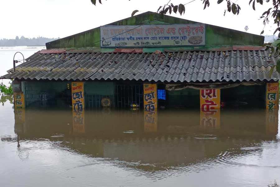 উদ্বেগ বেড়েছে হাওড়ার আমতা-২ ব্লকের ভাটোরা এবং ঘোড়াবেড়িয়া চিতনান গ্রাম পঞ্চায়েত এলাকায়। মুণ্ডেশ্বরী নদী ফুলেফেঁপে ওঠায় বন্যাতঙ্ক গ্রাস করেছে স্থানীয়দের। বুধবারও দেখা গিয়েছে, প্রশাসনের পক্ষ থেকে মাইকিং হচ্ছে এলাকায় এলাকায়। দুই জায়গায় ত্রাণশিবির খোলার পাশাপাশি সেখানে খাবার এবং পানীয় জলের ব্যবস্থা করা হয়েছে। অন্য দিকে, দামোদর নদীর জলস্তর বেড়ে যাওয়ায় উদয়নারায়ণপুরের ডিভুশুট, হরালি, দাসপুর, সীতাপুর, সুলতানপুর, কুড়চি হরিহরপুর, হোদল, রামপুর বালিচক, শিবপুর, খলতপুর, বিনোদবাটি, জঙ্গলপাড়া, শিবানীপুর, পাঁচারুল, রাজাপুর জোকা-সহ একাধিক গ্রাম প্লাবিত হওয়ার আশঙ্কা দেখা দিয়েছে। তাই তৎপরতার সঙ্গে প্রশাসনও ব্যবস্থা নিচ্ছে। এলাকায় নজরদারি বাড়াতে উদ্ধারকারী দল নামানো হয়েছে। পাশাপাশি, ত্রাণশিবিরগুলোতে শুকনো খাবার এবং পানীয় জলের ব্যবস্থা করা হয়েছে। পুজোর মুখে কৃষিজমি প্লাবিত হলে ধানচাষের পাশাপাশি সব্জিচাষেও ব্যাপক ক্ষতি হতে পারে।