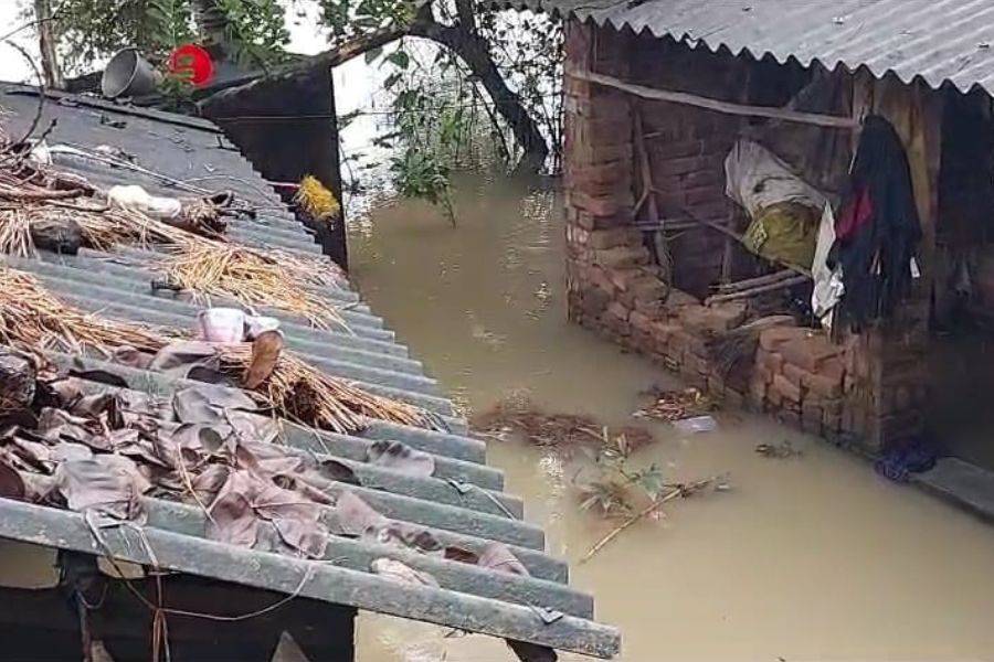 ডিভিসির ছাড়া জলে প্লাবিত হুগলির তারকেশ্বর ব্লকের তিনটি গ্রাম পঞ্চায়েত এলাকা। নিম্ন দামোদরের তীরে অবস্থিত বিঘার পর বিঘা জমি জলের তলায় চলে গিয়েছে। জল ঢুকেছে দেড়শোর বেশি বাড়িতে। স্থানীয় প্রশাসনের তরফে ত্রাণশিবিরে সরিয়ে নিয়ে যাওয়া হয়েছে। দামোদরের জল বাড়লেই ফি বছর প্লাবিত হয় এই সব এলাকা। তারকেশ্বর ব্লকের তিনটি গ্রাম পঞ্চায়েতের একাংশ। কেশবচক, তালপুর, চাঁপাডাঙা— এই তিনটি পঞ্চায়েতের সাতটি গ্ৰামে জল ঢুকেছে। এর মধ্যে শুধু চাপাডাঙাতেই একশোর বেশি বাড়ি জলমগ্ন বলে জানাচ্ছে স্থানীয় প্রশাসন। প্রাথমিক বিদ্যালয়-সহ কয়েকটি জায়গায় ত্রাণশিবির খোলা হয়েছে। নদীর বাঁধে ত্রিপল খাটিয়ে কিছু মানুষ আশ্রয় নিয়েছেন। ডিভিসির ছাড়া জলে তারকেশ্বর ব্লকের পাশাপাশি জাঙ্গিপাড়া ব্লকের দু’টি গ্রাম পঞ্চায়েতের একাংশ প্লাবিত হয়েছে। এলাকা ছেড়ে নিরাপদ আশ্রয়ের খোঁজে চলে যাচ্ছেন জলমগ্ন এলাকার মানুষজন। কেউ ত্রাণশিবিরে আশ্রয় নিচ্ছেন। কেউ আত্মীয়-স্বজনের বাড়িতে চলে যাচ্ছেন। হুগলির জেলাশাসক মুক্তা আর্য বলেন, ‘‘জেলার খানাকুল-১ এবং ২ ব্লকে সবচেয়ে বেশি ক্ষতি হয়েছে। তারকেশ্বর ও জাঙ্গিপাড়ার একাংশও প্রভাবিত হয়েছে। প্রশাসনের তরফে সমস্ত রকম সাহায্য করা হচ্ছে। ক্ষয়ক্ষতির হিসাব নির্ধারণ করা শুরু হয়েছে।”