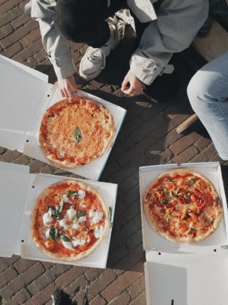 man ordered pizza and received it seating in car amid the severe traffic jam in Bengaluru dgtl