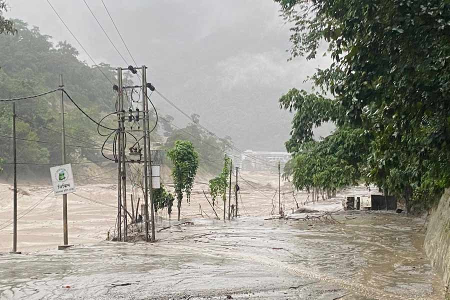টানা বর্ষণে বাংলার জেলায় জেলায় ভোগান্তি। তবে এই মুহূর্তে দক্ষিণবঙ্গের তুলনায় উত্তরবঙ্গের পরিস্থিতি নিয়ে উদ্বেগ তৈরি হয়েছে। তিস্তা নদী উত্তাল। তার জেরে উত্তরবঙ্গের একাধিক জায়গা জলমগ্ন হয়ে পড়েছে। পাহাড় থেকে সেই আতঙ্ক ধেয়ে আসছে সমতলের দিকে। তিস্তার অসংরক্ষিত এলাকায় লাল সতর্কতা জারি করেছে সেচ দফতর। সংরক্ষিত এলাকায় জারি হয়েছে হলুদ সতর্কতা। বিভিন্ন জায়গায় তৈরি হয়েছে বন্যা পরিস্থিতি।