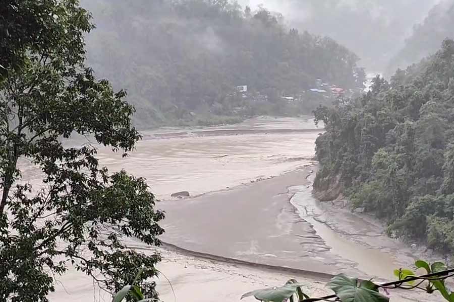 বুধবার সকাল ১০টায় তিস্তা ব্যারাজ থেকে ৮২৫২.৪০ কিউসেক জল ছাড়া হয়েছে। আরও জলস্তর বৃদ্ধির সম্ভাবনা আছে। বস্তুত, সিকিমে মেঘভাঙা বৃষ্টির জেরে ভয়াবহ জলস্ফীতি হয়েছে তিস্তায়।