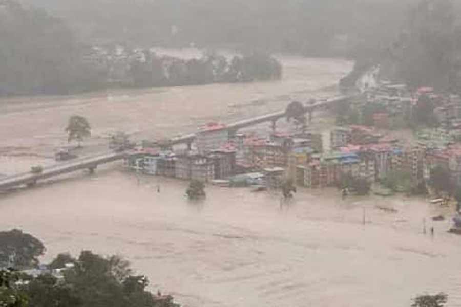 উদ্বিগ্ন মুখ্যমন্ত্রী মমতা বন্দ্যোপাধ্যায়। রাজ্যের মন্ত্রী এবং আমলাদের অকুস্থলে পৌঁছনোর নির্দেশ দিয়েছেন। পাহাড় থেকে বিপুল জলরাশি বয়ে তিস্তা তা এনে ফেলবে জলপাইগুড়ি জেলায়। 