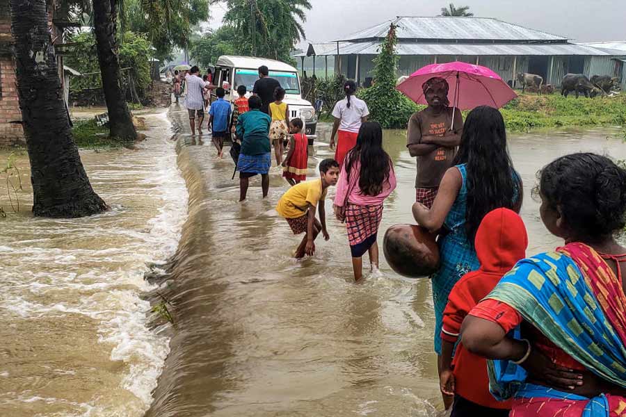 উত্তর ও দক্ষিণ দক্ষিণ দিনাজপুরে আকাশ মেঘলা। সকাল থেকে কয়েক পশলা ভারী বৃষ্টি হয়েছে জেলার বিভিন্ন প্রান্তে। বিশেষত বালুরঘাট মহকুমায় বৃষ্টিপাতের পরিমাণ বেশি। এখনও পর্যন্ত জেলার প্রধান তিন নদী পুনর্ভবা, আত্রেয়ী ও টাঙ্গন নদীর জলস্তর স্বাভাবিক। কিন্তু যে ভাবে পাহাড়ে বৃষ্টি হচ্ছে, তাতে যে কোনও মুহূর্তে জলস্তর বাড়তে পারে ওই নদীগুলোতে। যে কোনও ধরনের পরিস্থিতি মোকাবিলায় তৈরি রয়েছে প্রশাসন। জানিয়েছেন জেলাশাসক বিজন কৃষ্ণ। এর মধ্যে সিকিম বেড়াতে গিয়ে উত্তর দিনাজপুর জেলার রায়গঞ্জের দুই ভাই-সহ তিন যুবকের নিখোঁজের খবর পাওয়া গিয়েছে।  