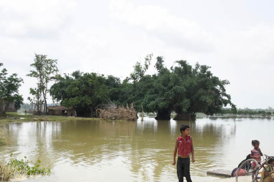 এই মুহূর্তে পূর্ব মেদিনীপুর জেলা জুড়ে চরম সতর্কতা রয়েছে বলে জেলা প্রশাসন সূত্রে জানানো হয়েছে। পূর্ব মেদিনীপুর জেলা পরিষদের সভাধিপতি উত্তম বারিক জানিয়েছেন, “এই মুহূর্তে বিভিন্ন জলাধার থেকে যে জল ছাড়া হচ্ছে তা যথেষ্ট উদ্বেগের। এমনিতেই খালবিল জলে পরিপূর্ণ। তার উপর বাইরে থেকে জল ঢুকলে পরিস্থিতি আরও জটিল হবে। এই মুহূর্তে কেলেঘাই, কংসাবতী নদীর জলস্তর ক্রমেই বাড়ছে। সেই সঙ্গে বাগুই নদী থেকে জল ঢুকছে বেশ কিছু এলাকায়। আমরা পরিস্থিতির উপর নজর রাখছি। যে কোনও আপৎকালীন পরিস্থিতির মোকাবিলায় প্রশাসন তৈরি আছে” বলে জানিয়েছেন তিনি।
