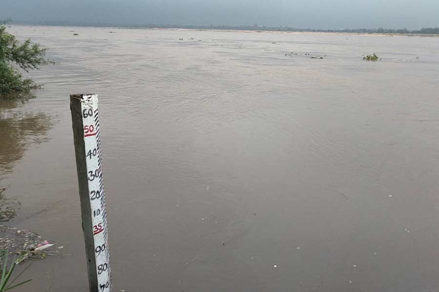অতিবর্ষণে সবং ব্লকের ছয়-সাতটি অঞ্চল জলমগ্ন হয়ে পড়েছে। ১১ নম্বর মহাড় অঞ্চলের কানুচক বুথে বেশ কয়েকটি পরিবারকে তুলে এনে একটি স্কুলের ত্রাণশিবিরে করে রাখা হয়েছে। সবংয়ের সমষ্টি উন্নয়ন আধিকারিক তুহিনশুভ্র মহান্তি, জেলা পরিষদের সদস্য তথা তৃণমূলের ব্লক সভাপতি শেখ আবু কালাম বক্স প্রমুখ উদ্যোগী হয়েছেন ক্ষতিগ্রস্তদের থাকা খাওয়ার ব্যবস্থা করে দেওয়ার। সবংয়ের নেতা তথা রাজ্যের মন্ত্রী মানস ভুঁইয়া দিল্লি থেকে প্রতিনিয়ত যোগাযোগ রেখে চলেছেন প্রশাসনের সঙ্গে। ডুবে গিয়েছে ঘাটালও।