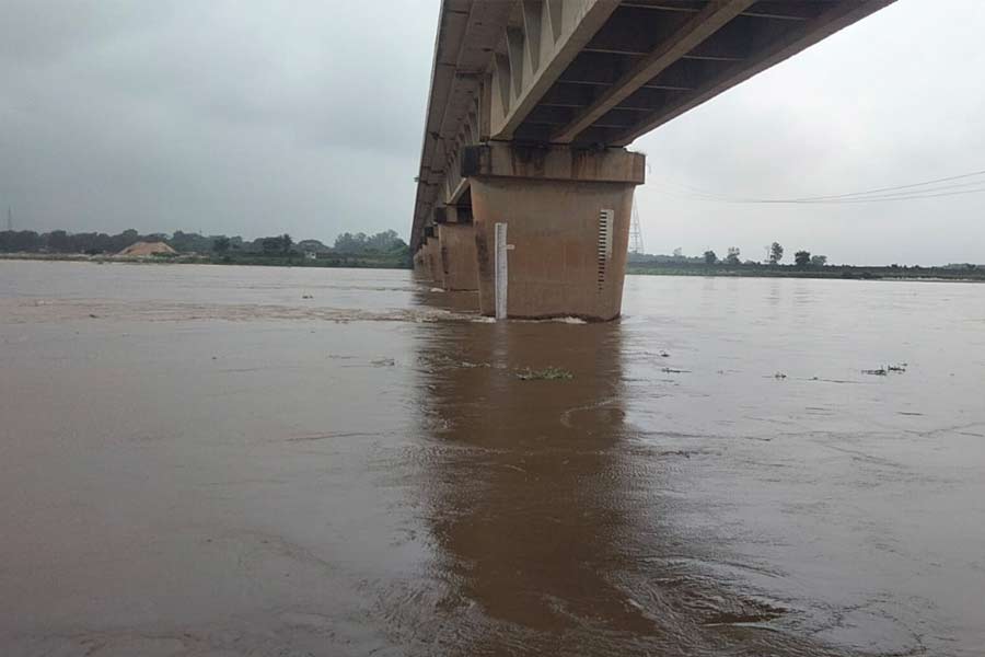 ঝাড়খণ্ডের গালুডি ব্যারেজ থেকে জল ছাড়ায় ফুলেফেঁপে উঠেছে সুবর্ণরেখা নদীর জলস্তর। এর ফলে ঝাড়গ্ৰামের প্রতিটি নদী তীরবর্তী ব্লকে আতঙ্ক শুরু হয়েছে। ইতিমধ্যে নদীতে নৌকা পারাপার থেকে শুরু করে স্নান এবং মাছ ধরায় নিষেধাজ্ঞা জারি হয়েছে। নিতান্ত প্রয়োজন ছাড়া সাধারণ মানুষকে নদীতে নামতে নিষেধ করা হয়েছে। মাইকিং করে সচেতন করা হচ্ছে প্রশাসনের তরফ থেকে। ধারাবাহিক বৃষ্টির কারণে সোমবার ৯২ হাজার কিউসেক এবং মঙ্গলবার সকাল ৮ টার সময় এক লক্ষ ২০ হাজার কিউসেক জল ছাড়া হয়েছে ঝাড়খণ্ডের গালুডি ব্যারেজ থেকে। ফলে ঝাড়গ্ৰাম জেলার গোপীবল্লভপুর-১ এবং ২ ব্লক, সাঁকরাইল এবং নয়াগ্ৰাম ব্লক প্রশাসন নদী তীরবর্তী এলাকায় নজরদারি শুরু করেছে। প্রতি মুহূর্তে নদীর জলস্ফীতি পর্যবেক্ষণ করছেন ব্লক প্রশাসনের কর্মীরা। এ বিষয়ে গোপীবল্লভপুর-১ ব্লকের বিডিও দেবজ্যোতি পাত্র বলেন, ‘‘মঙ্গলবার সকালে প্রায় এক লক্ষ ২০ হাজার কিউসেক জল ছেড়েছেন গালুডি ব্যারেজ কর্তৃপক্ষ। নদীর জল বিপদসীমার দু’মিটার নীচ দিয়ে বইছে। পরিস্থিতি এখনও নিয়ন্ত্রণে রয়েছে।’’