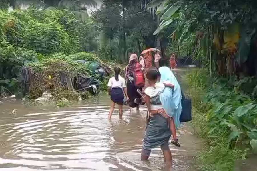 টানা বৃষ্টিতে দক্ষিণ ২৪ পরগনার নদী উপকূলবর্তী অঞ্চলগুলোয় আতঙ্কের পরিস্থিতি তৈরি হয়েছে। প্রতি দিন হাজার হাজার মানুষ পারাপার করেন মুড়ি গঙ্গা নদীতে। কাকদ্বীপ ৮ নম্বর ঘাট থেকে কচুবেড়িয়া ঘাট পর্যন্ত প্রায় ছ’কিলোমিটার নদী পথ প্লাবিত। দুর্যোগপূর্ণ আবহাওয়ার কারণে বকখালির সমুদ্রসৈকতে কড়া নজরদারি শুরু করেছে নামখানা ব্লক প্রশাসন। বেড়াতে আসা পর্যটকদের সমুদ্রে নামতে দেওয়া হয়নি বুধবার। বকখালি সমুদ্রসৈকতে ব্লক প্রশাসনের তরফে চলছে লাগাতার প্রচার। সোমবার থেকে দফায় দফায় বৃষ্টি হয়েছে। বুধবার সকালে বৃষ্টির পরিমাণ কম থাকলেও সকাল থেকেই কালো মেঘে ঢেকে ছিল আকাশ। সমুদ্র উপকূলে বইছে ঝোড়ো হাওয়া। বেলা বাড়ার সঙ্গে সঙ্গে মাঝারি থেকে ভারী বৃষ্টিপাতের পূর্বাভাস দেয় হাওয়া অফিস। জেলা জুড়ে জারি রয়েছে হলুদ সর্তকতা। তা ছাড়া, গভীর সমুদ্রে মৎস্যজীবীদের যেতে বারণ করা হয়েছে। জেলার প্রতিটি থানার প্রধানত উপকূলীয় এলাকায় মাইকিং করছে প্রশাসন। বকখালি, বালিয়াড়া-সহ গঙ্গাসাগরের সমুদ্রসৈকতে বেড়াতে আসা পর্যটকদের সমুদ্রস্নানে নিষেধাজ্ঞা জারি হয়েছে। 