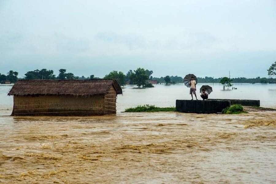 একটানা বৃষ্টিতে দুর্ভোগ বেড়েছে উত্তর ২৪ পরগনার প্রত্যন্ত অঞ্চলে। কিছু কিছু নিচু এলাকায় জল জমেছে। প্রশাসনের তরফে নিচু এলাকা থেকে জল সরানোর কাজ করা হচ্ছে। টানা বৃষ্টিতে সমস্যায় পড়েছেন অফিসযাত্রী থেকে অন্যান্য নিত্যযাত্রী। 