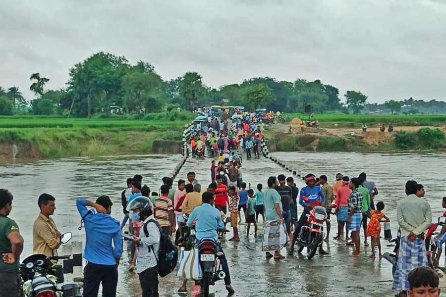 ধাপে ধাপে জল ছাড়ছে তিলপাড়া জলাধার। তার ফলে সিউড়ির অজয়পুরের কাছে দুই ভাগে ভাগ হয়েছে ময়ূরাক্ষী নদী। দ্বীপের কাছে রয়েছে প্রায় দশটি গ্রাম। হঠাৎই নদীর জল বেড়ে যাওয়ায় সেখানকার বাসিন্দাদের যাতায়াতের ভরসা এখন নৌকা।