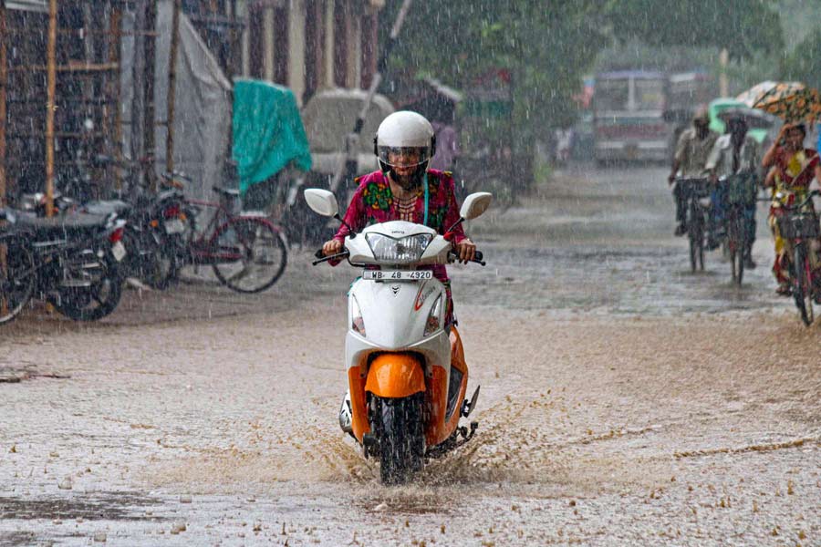 নিম্নচাপের বৃষ্টিতে নাজেহাল মালদহবাসী। কখনও ঝিরঝির, তো কখনও মুষলধারে বৃষ্টি হচ্ছে মালদহে। জেলা আবহাওয়া দফতর জানাচ্ছে, গত ২৪ ঘণ্টায় ১০.৯০ মিলিমিটার বৃষ্টিপাত হয়েছে। জেলায় স্বাভাবিক বৃষ্টিপাতের পরিমাণ ১৪১৯ মিলিমিটার। কিন্তু এ বছর এখনও পর্যন্ত ১৫৩০ মিলিমিটার বৃষ্টিপাত হয়েছে। অর্থাৎ, ইতিমধ্যে ১১০ মিলিমিটার বৃষ্টি বেশি হয়েছে মালদহে। জেলা কৃষি দফতর জানাচ্ছে, শীতকালীন সব্জি উৎপাদনের জন্য গাছ রোপণ করা হয় এই সময়। কিন্তু এই বৃষ্টির ফলে শীতকালীন সব্জি উৎপাদনেও প্রভূত ক্ষতির আশঙ্কা করা হচ্ছে। জেলার তিন মূল নদী গঙ্গা, ফুলহার এবং মহানন্দার জলস্তর হু হু করে বাড়ছে। মহানন্দার জলে ইংরেজবাজার এবং পুরাতন মালদহ পুরসভার অন্তত ১৭টি ওয়ার্ড জলমগ্ন হয়ে পড়েছে। মালদার জেলাশাসক নীতিন সিংহানিয়া বলেন, ‘‘পরিস্থিতির উপর নজর রাখা হচ্ছে। নদী সংলগ্ন ব্লকের আধিকারিকদের সতর্ক করা হয়েছে। প্রয়োজনীয় ত্রাণ মজুত রাখা হয়েছে।’’ পাশাপাশি, তিনি বলেন, ‘‘পুনর্ভবা নদীর জলে প্লাবিত বামনগোলা ব্লকের ন’টি গ্রামের প্রায় ১২ হাজার মানুষ জলবন্দি হয়েছেন। তাঁদের জন্য ত্রাণশিবিরের ব্যবস্থা করা হয়েছে।’’