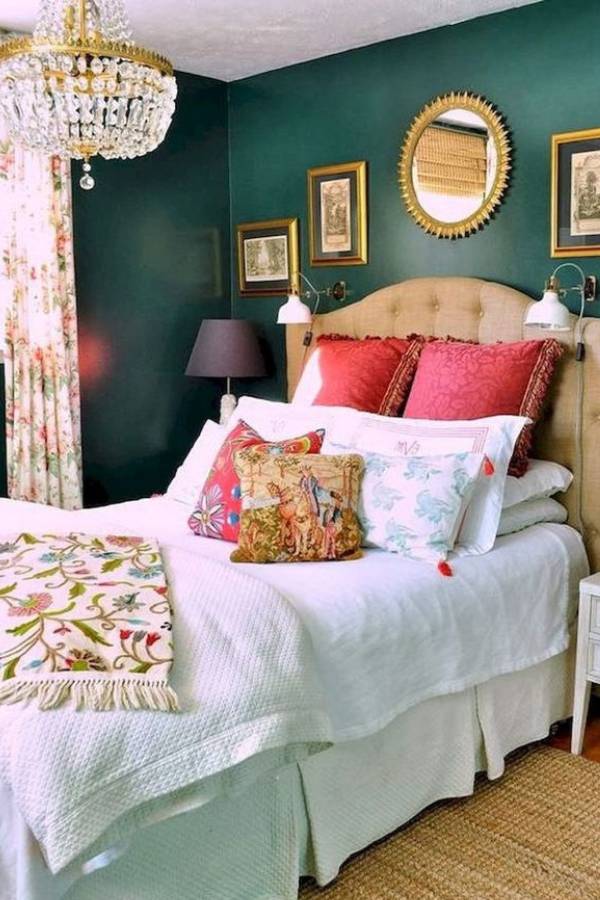 প্রথমেই খুব দামি কুশন কভার বা চাদরের বদলে বেছে নিন উজ্জ্বল রঙের মাঝারি দামের চাদর ও কুশন কভারের সেট। আলাদা আলাদা ভাবে কিনলে অনেক সময়ই বেশি খরচ হয়ে যায়।  তাই এক সঙ্গে কিনুন,  যাতে পকেটে খুব চাপ না পড়ে। আর উজ্জ্বল রঙের সাহায্যে ঘরদোর অনেক বেশি সাজানো গোছানো মনে হয়। 