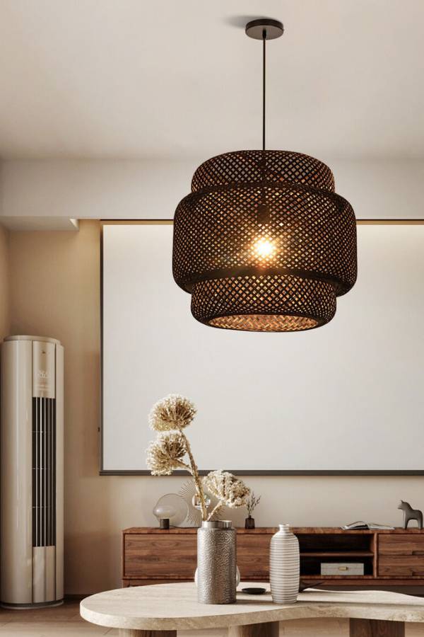 ঘরকে পুজোর দিনের আড্ডার জন্য আরও উজ্জ্বল ও সুন্দর দেখানোর জন্য ঘরের আলো বদলে ফেলুন। হাতে বানানো বেতের ল্যাম্প হোল্ডার বা আলোর স্ট্যান্ড কিনে নিন। তাতে হলদে আলোর বাল্ব লাগিয়ে নিন। তাতেই দেখবেন কেল্লাফতে। 