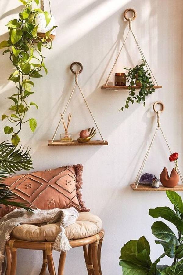 বাড়িতে এ দিক ও দিক প্রচুর দেওয়ালে টাঙানোর সামগ্রী বা ছবি ইত্যাদি তোলা রয়েছে?  এ বার সেগুলি বের করে ঘরের দেওয়াল সাজিয়ে ফেলুন। হস্ত শিল্প মেলা থেকে কেনা নানা রকমের হাতের কাজের এমন জিনিসের সংগ্রহ প্রায় সবার বাড়িতেই থাকে। 