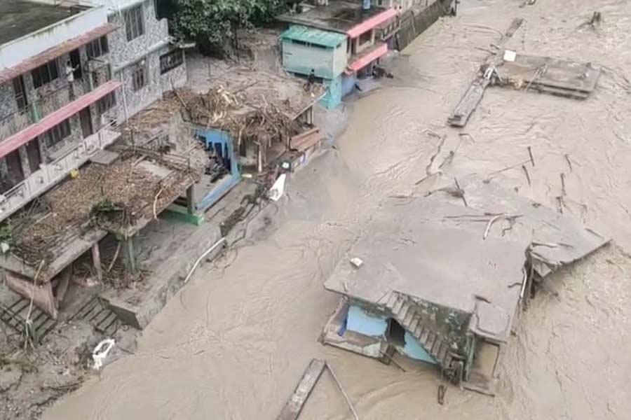 কিন্তু তিস্তার জলস্তরের মতো এই সংখ্যাও বাঁধ ভেঙেছে। ঘড়ির কাঁটা যত সামনের দিকে এগোচ্ছে, ততই বৃদ্ধি পাচ্ছে নিখোঁজের সংখ্যা। মৃতের সংখ্যাও বৃদ্ধি পেতে পারে বলে আশঙ্কা করা হচ্ছে। প্রাকৃতিক বিপর্যয়ের পর কেমন রয়েছে সেই পাহাড়ি রাজ্য?