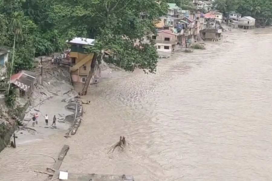 ২৪ ঘণ্টা পরেও শান্ত হয়নি সিকিম। রাজ্যের বিভিন্ন এলাকায় ধস নামছে ক্রমাগত। বৃহস্পতিবার সকালেও বড়সড় ধস নেমেছে রাজ্যের ২৯ মাইল এলাকায়। ধসের ফলে ১০ নম্বর জাতীয় সড়ক (সাবেক ৩১এ জাতীয় সড়ক) এখন সম্পূর্ণ বন্ধ হয়ে গিয়েছে।