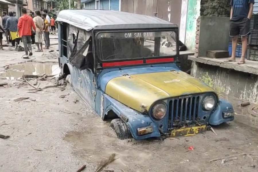 তিস্তা ব্রিজ থেকে সিকিম যাওয়ার পথে বেশ কিছু জায়গায় বড় আকারের ধসের কারণে জাতীয় সড়ক নিচের দিকে বসে গিয়েছে।