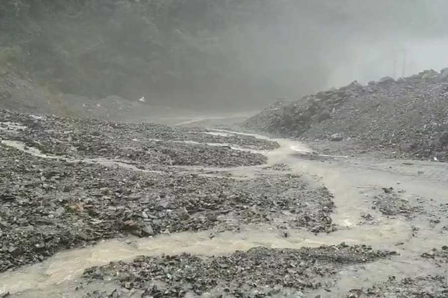 বুধবার দুপুর নাগাদ ২৮ মাইল এলাকায় ১০ নম্বর জাতীয় সড়কের রাস্তায় ধস নামে। জাতীয় সড়কের বিভিন্ন জায়গা ধীরে ধীরে তিস্তার নদীগর্ভে তলিয়ে যাচ্ছে বলে প্রশাসন সূত্রে খবর।