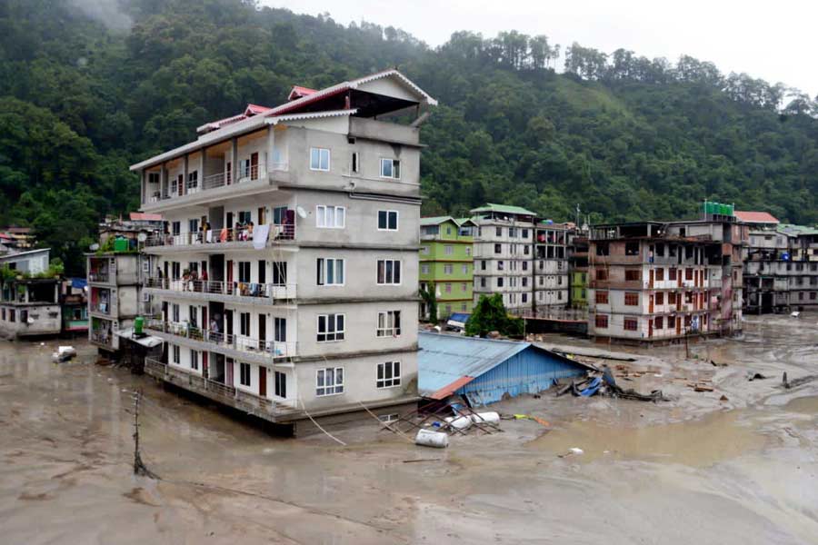 তিস্তার ধ্বংসলীলার প্রভাব পড়েছে উত্তরবঙ্গের জেলাগুলিতেও। কালিম্পং জেলার তিস্তা বাজার এবং তিস্তা সংলগ্ন এলাকা থেকে জল নামতে শুরু করেছে। এর ফলে সেখানকার মাটিও সরছে ধীরে ধীরে। 