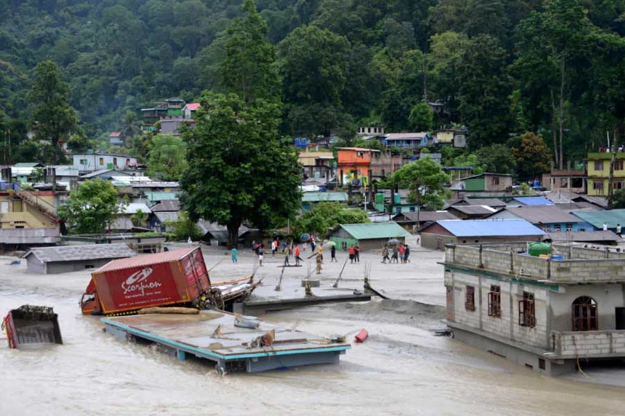 পলি সরতেই তার তলা থেকে উঁকি দিচ্ছে বাড়ির ধ্বংসাবশেষ থেকে গাড়ি। তিস্তা যা নদীগর্ভে গিলে রেখেছিল পলি সরতে তার ভয়াবহতা প্রকাশ্যে এসেছে।