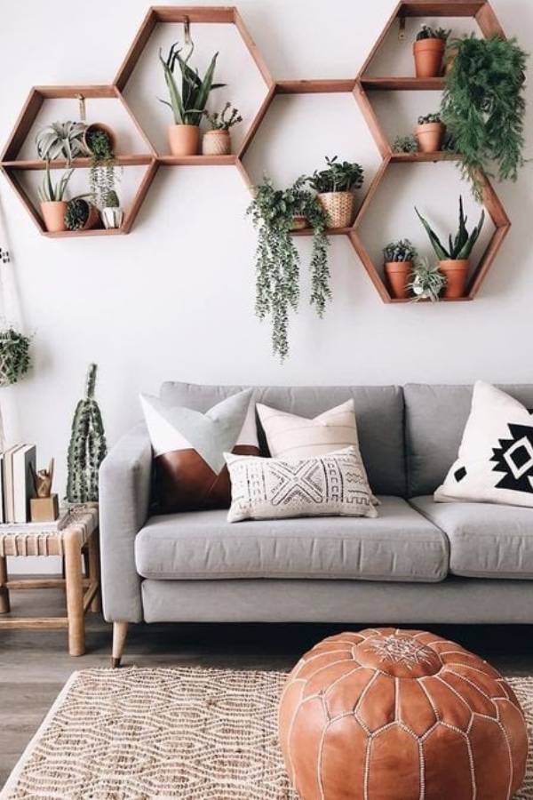  পাশাপাশি ছোট বড় নানা মাপের রঙবেরঙের ছবিও থ্যাকে। তা দিয়ে বসার ঘর ও শোওয়ার ঘরের দেওয়াল সাজিয়ে ফেলুন। 