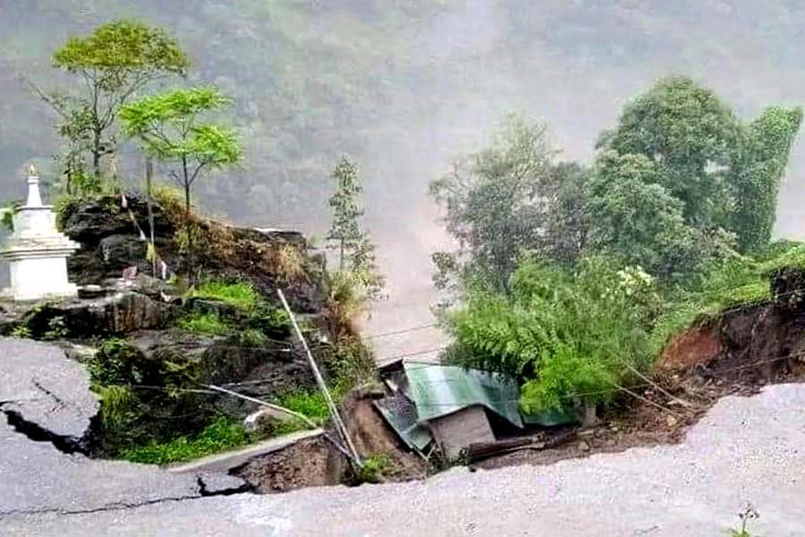 মঙ্গলবার রাতে প্রাণরক্ষার খাতিরে নিজেদের বাড়ি ছেড়ে বেরিয়ে গিয়েছিলেন তিস্তাবাজার এবং তিস্তা সংলগ্ন এলাকার বাসিন্দারা। প্রশাসনের পক্ষ থেকে তাঁদের সকলকে নিরাপদ স্থানে নিয়ে যাওয়া হয়েছে। কিন্তু তাঁদের সর্বস্ব যে পড়ে রয়েছে তিস্তার পারে!