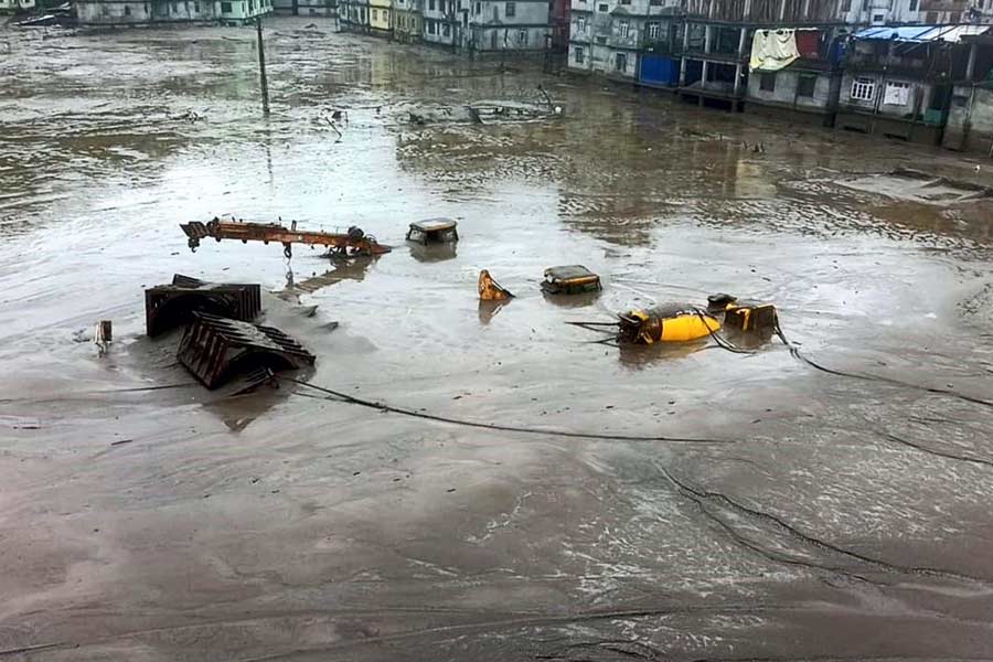 মঙ্গলবারের মধ্যরাত থেকে বুধবার রাত পর্যন্ত তিস্তায় জলস্তর ব্যাপক পরিমাণে ছিল। বৃহস্পতিবার সকাল থেকে বৃষ্টি খানিকটা কমে যাওয়ার ফলে তিস্তার জলস্তরও অল্প অল্প করে নীচের দিকে নামতে শুরু করেছে।