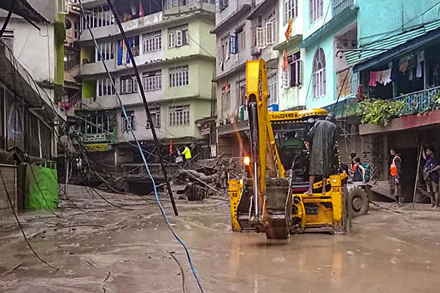 তিস্তার জল কমে আসতেই জমা পলি থেকে বেরিয়ে আসছে এক কঙ্কালসার চেহারা। পাহাড়ের উঁচুর দিকে বসতির প্রায় সবই যেন ধুয়ে ফেলেছে তিস্তা। যদিও তিস্তার পার সংলগ্ন এলাকার কিছু বাড়িঘর এখনও অবশিষ্ট রয়েছে। 