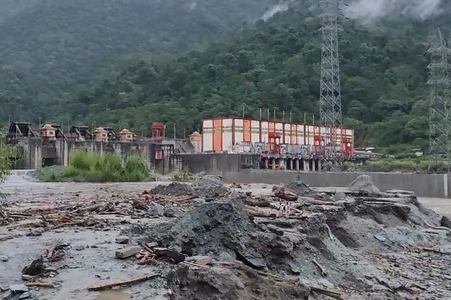 বর্তমানে কালিম্পং থেকে তিস্তা বাজার হয়ে দার্জিলিং যাওয়ার একমাত্র রাস্তার বেহাল পরিস্থিতি। তিস্তা বাজারে মেন রোডের উপরে বুধবার রাত থেকে তিস্তার জল উঠতে শুরু করে। এমনকি সেই জল বাড়তে বাড়তে বাড়ির ভিতরেও ঢুকে যায়। প্রাকৃতিক বিপর্যয়ে পুরোপুরি অচল হয়ে রয়েছে এই এলাকা।