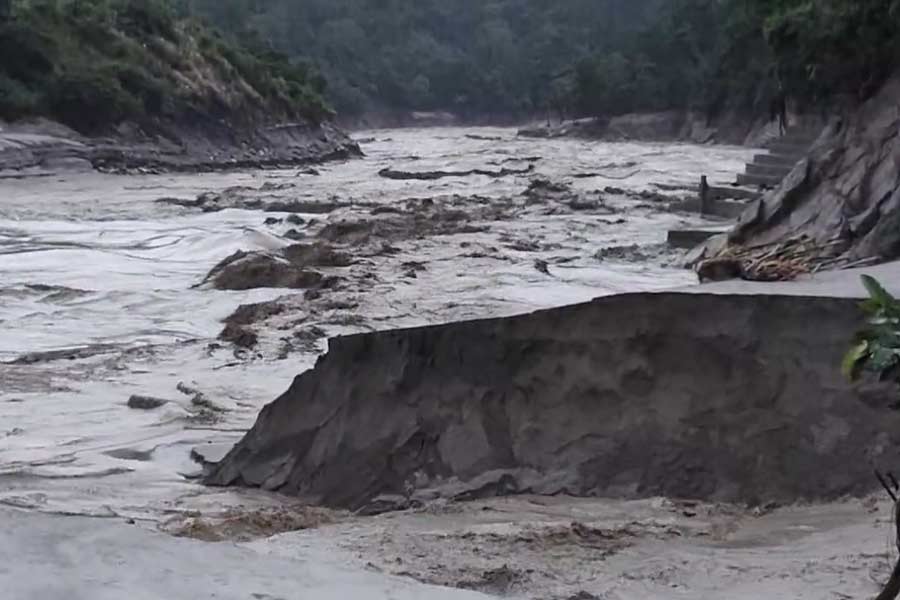 অন্য দিকে, মুখ্যমন্ত্রী মমতা বন্দ্যোপাধ্যায়ের নির্দেশে বন্যাকবলিত এলাকা পরিদর্শনে যান রাজ্যের সেচমন্ত্রী পার্থ। সাংবাদিকদের মুখোমুখি হয়ে তিনি বলেন, ‘‘মুখ্যমন্ত্রীর নির্দেশে এসেছি। দফতরের আধিকারিকদের সঙ্গে বৈঠক করব। তার পর সিদ্ধান্ত নেব কোথায় যাব। কোথাকার কী পরিস্থিতি, আমরা কত দূর কী করতে পারব সে সব নিয়েই আলোচনা হবে।’’