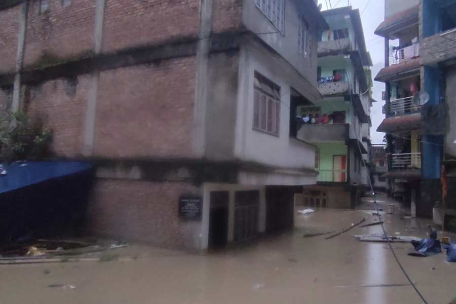 সেনা সূত্রে পাওয়া খবর অনুযায়ী, বুধবার ভোরে হঠাৎ ১৫ থেকে ২০ ফুট উচ্চতায় জলের স্রোত নামে তিস্তায়। এক ধাক্কায় বেড়ে যায় জলস্রোত। সেই জলই ভাসিয়ে নিয়ে যায় রাস্তা, ঘর, বাড়ি, গাড়ি— সব কিছু। বন্যার তোড়ে ভেসে যায় লাচেন উপত্যকা।