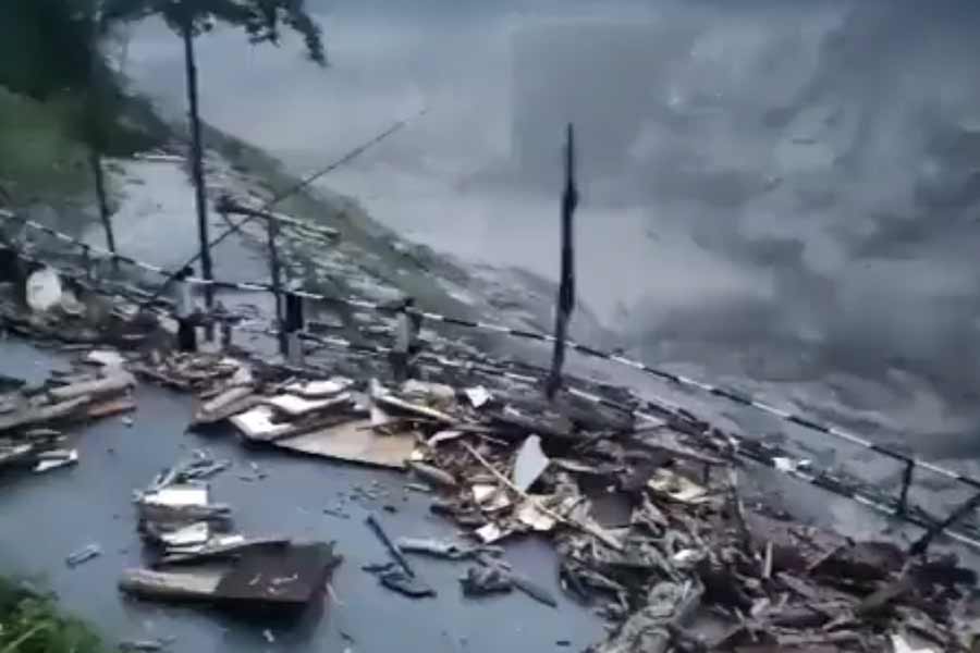 উত্তর সিকিমের সিংতামের কাছে বরদাংয়ের সেনাছাউনিতে কাদাজলের নীচে ডুবে গিয়েছে সেনাবাহিনীর ৪১টি গাড়ি। ডুবে গিয়েছে ছাউনিও। 