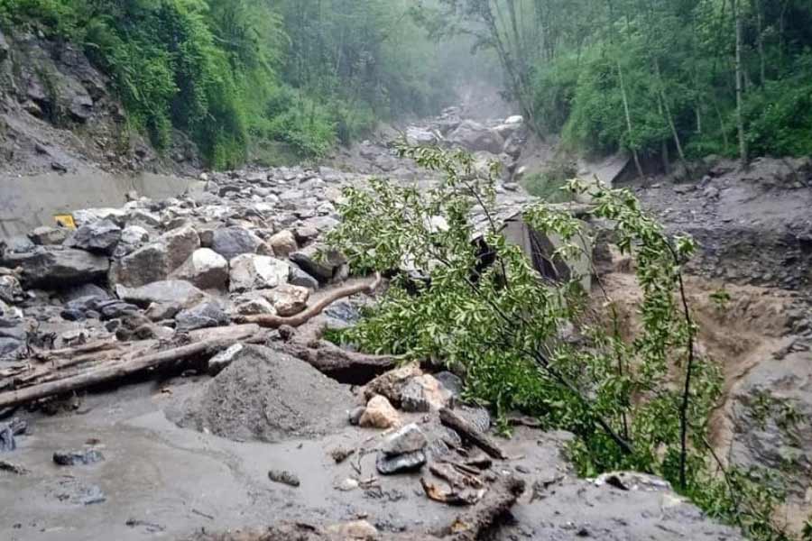 বুধবার সকালে ২৩ জন জওয়ানের নিখোঁজ হওয়ার খবর পাওয়া গিয়েছিল। তাঁদের মধ্যে এখনও পর্যন্ত এক জন জওয়ানকে উদ্ধার করা সম্ভব হয়েছে। উদ্ধার হওয়া ওই জওয়ানের শারীরিক অবস্থা আপাতত স্থিতিশীল বলে জানা গিয়েছে।