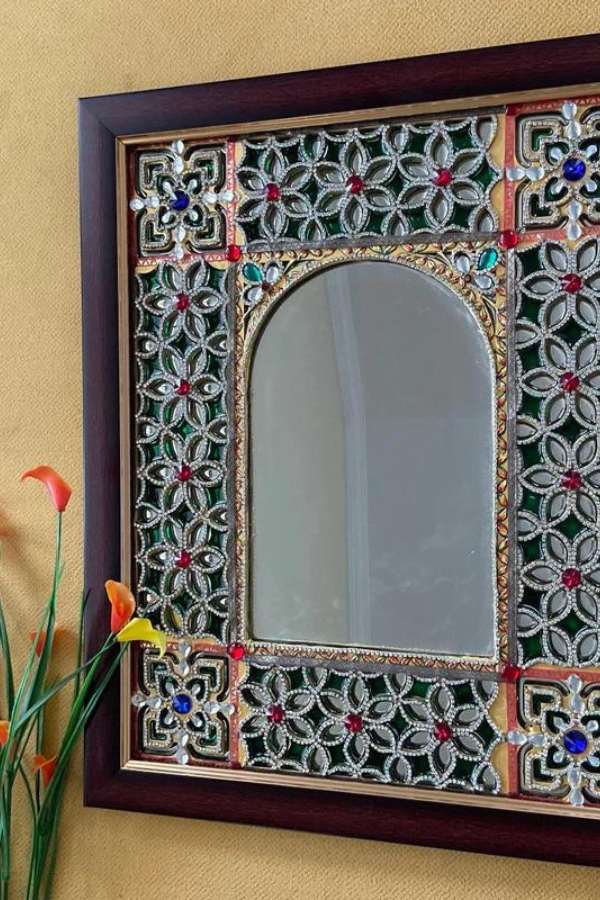 বাড়িতে পুরনো কাঠের কারুকাজ করা আয়না থাকুক,  কী দীঘার সমুদ্রসৈকত থেকে কিনে আনা ঝিনুকের ফ্রেমের আয়না,  সব কিছু দিয়েই অনায়াসে ঘর সাজিয়ে ফেলা যায়। বসার ঘরের আলোর প্রতিফলন এতে আরও বেড়ে যায়,  ঘর অভিজাত ও উজ্জ্বল দেখায়। 