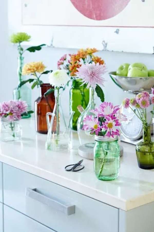 তবে পুজো উপলক্ষে অন্য রকম কিছু করতে চাইলে আশেপাশের কোনও হাতের কাজের দোকানে চলে যান। খুঁজে পেয়ে যাবেন হাতে আঁকা নকশাদার নানা টব, যা উৎসবের দিনে ঘর সজানোর জন্য একেবারে মানানসই।